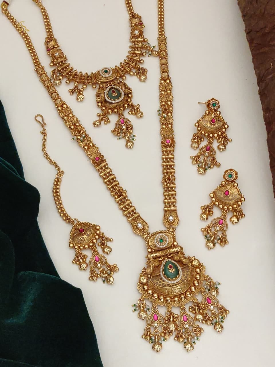 Antique Gold Finish Bridal Necklace Set with Traditional Kundan Work