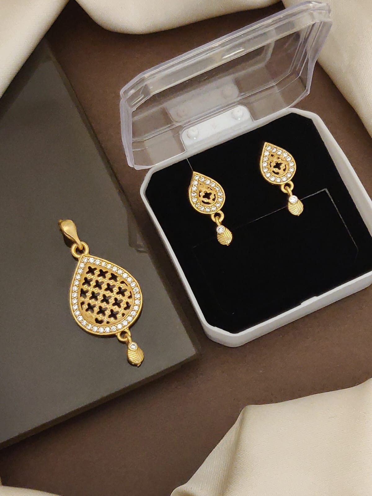 Elegant Gold-Tone Teardrop Pendant & Earrings Jewelry Set